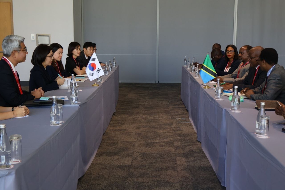 Second Vice Minister of Foreign Affairs Kang Insun on Feb. 5 holds a bilateral summit with Tanzania's Deputy Minister of Minerals Steven Kiruswa on the occasion of a Korea-Africa dialogue on critical minerals in South Africa.