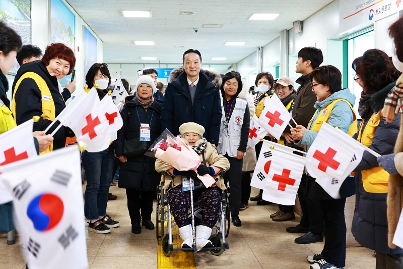Overseas Koreans Agency (OKA) Vice Commissioner Byun Chul-hwan (center) on Feb. 9 pushes the wheelchair of Choi Gun-ja, 92, the eldest among a group of ethnic Koreans moving back to Korea from Sakhalin Island of Russia, at the international passenger terminal of the Port of Donghae in Donghae, Gangwon-do Province. (OKA)