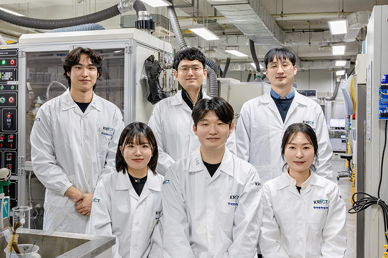 Senior researcher Han Seung Ju (second from left in back row) poses with his research team. (Korea Research Institute of Chemical Technology)