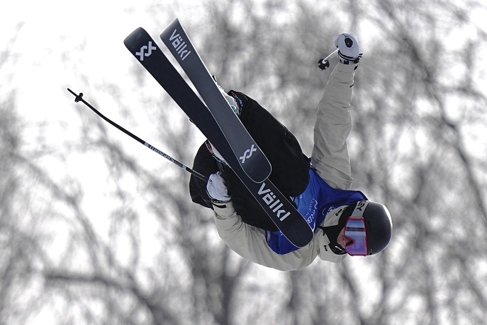 Lee Seunghun on Feb. 8 flies in the air in the men's freeski halfpipe at the Asian Winter Games held at Yabuli Ski Resort in Harbin, China. (AP Yonhap News)
