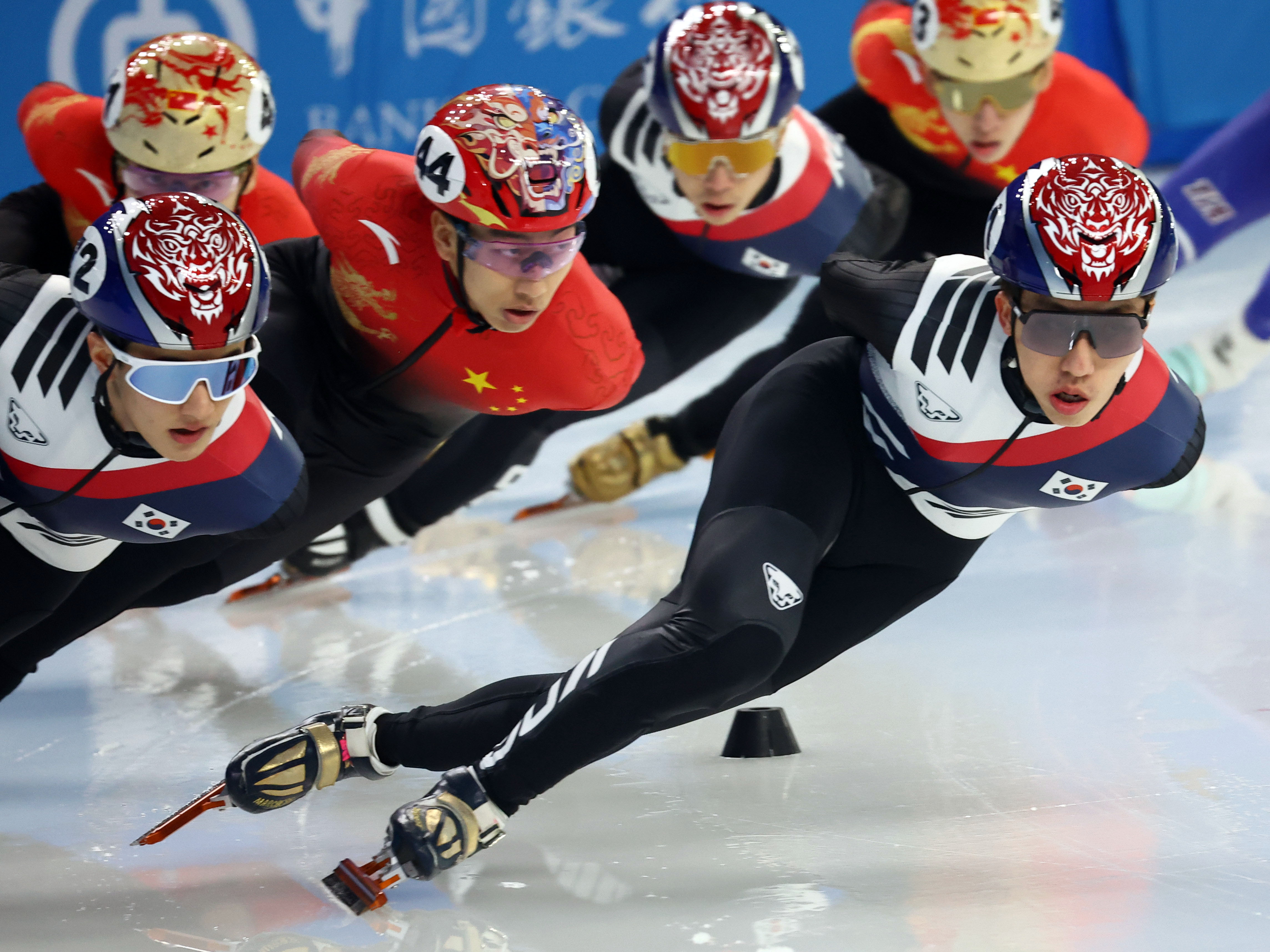 Park Jiwon (right) on Feb. 8 competes in the men's individual 1,500-m short track final at the Asian Winter Games held at Multifunctional Hall of Heilongjiang Ice Training Center in Harbin, China. (Yonhap News) 