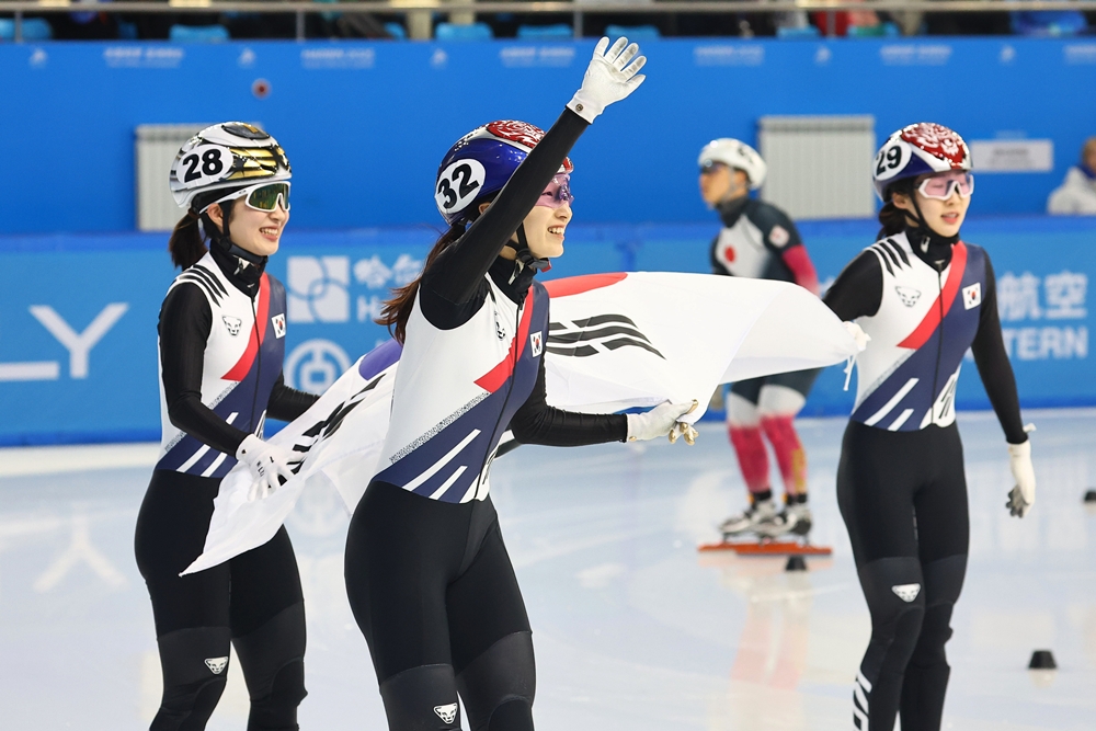 Choi Minjeong (center), Kim Gilli (left) and Lee Soyeon, who won the gold, silver and bronze medal, respectively, in women's 500-m short track at the Asian Winter Games, on Feb. 8 wave the national flag Taegeukgi in front of fans at Multifunctional Hall of Heilongjiang Ice Training Center in Harbin, China. (Yonhap News) 