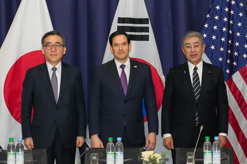 Minister of Foreign Affairs Cho Tae-yul (left), U.S. Secretary of State Marco Rubio (center) and Japanese Minister of Foreign Affairs Takeshi Iwaya on Feb. 15 pose for a group photo in their trilateral talks on the sidelines of the Munich Security Conference in Munich, Germany. (Korean Ministry of Foreign Affairs)