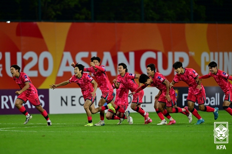 The national under-20 men's soccer team on Feb. 23 celebrates after beating Uzbekistan in the quarterfinals of the U-20 Asian Cup at Shenzhen Youth Football Training Base Pitch in Shenzhen, China. (Korea Football Association)