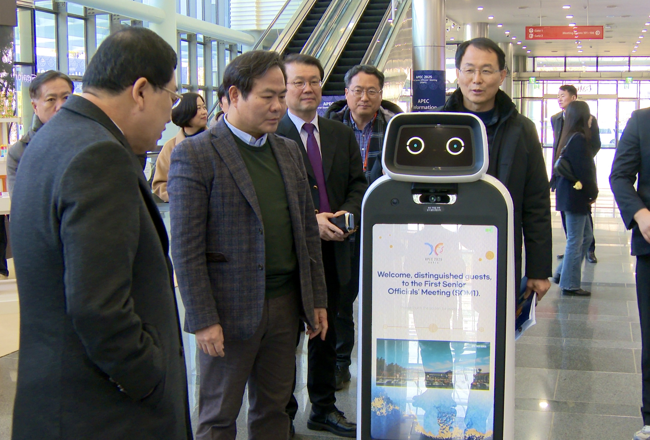 Gyeongju Mayor Joo Nak-young (left) and Deputy Gyeongsangbuk-do Province Gov. Kim Hak-hong (second from left) on Feb. 22 inspect a guide robot based on artificial intelligence at Hwabaek International Convention Center in Gyeongju, Gyeongsangbuk-do Province. (Gyeongsangbuk-do Province)  