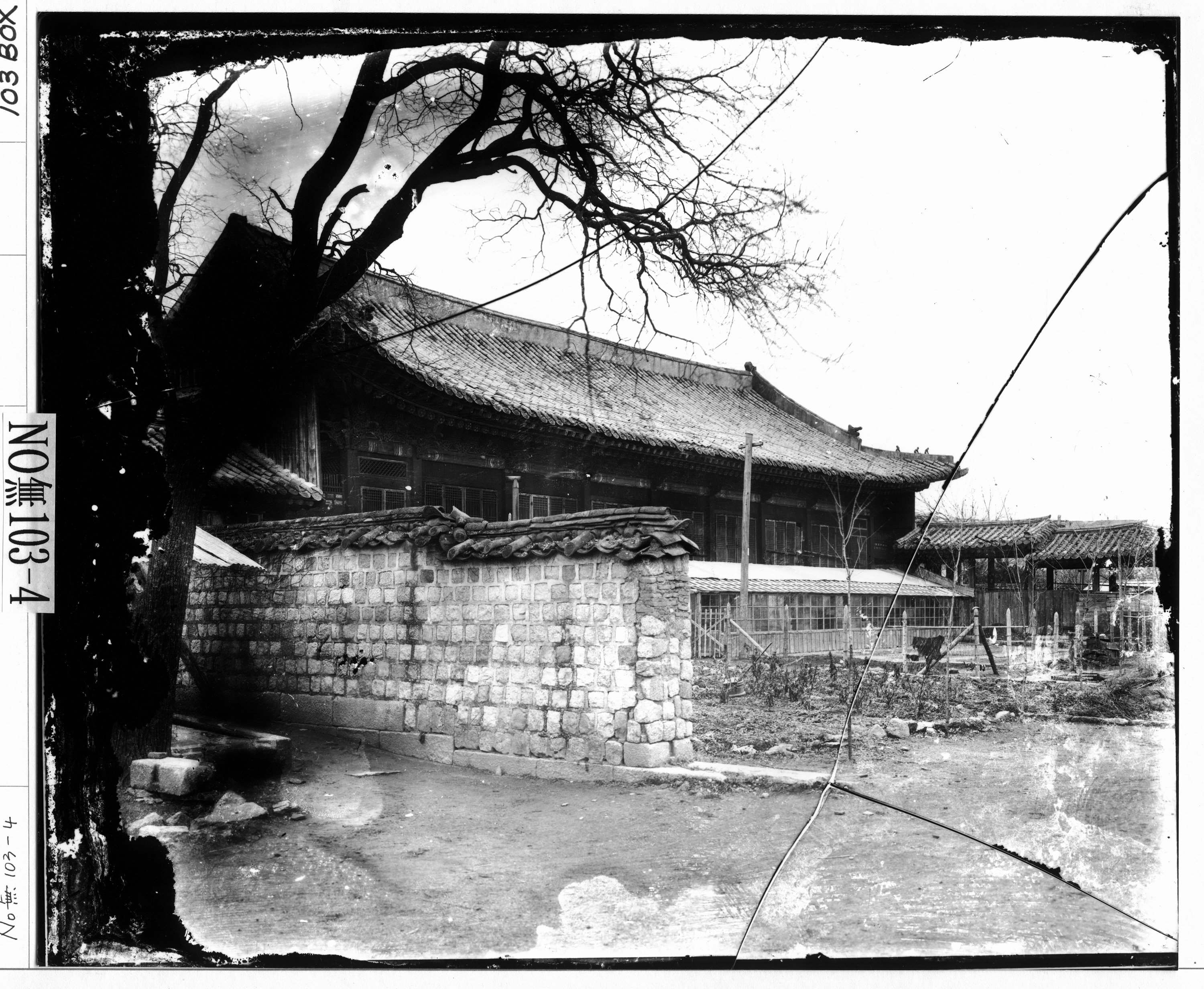 This is Seonwonjeon Hall at the reconstructed Gyeongbokgung Palace in 1868. (National Museum of Korea)