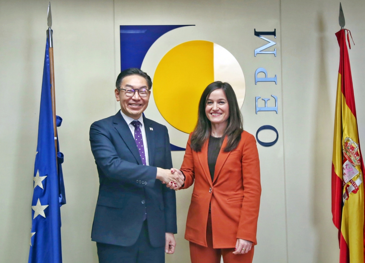 Korean Intellecutal Property Office (KIPO) Commissioner Kim Wan Ki (left) on March 6 takes a photo with Spanish Patent and Trademarks Office Director Elisa Rodriguez Ortiz after their talks in Madrid. (KIPO)  