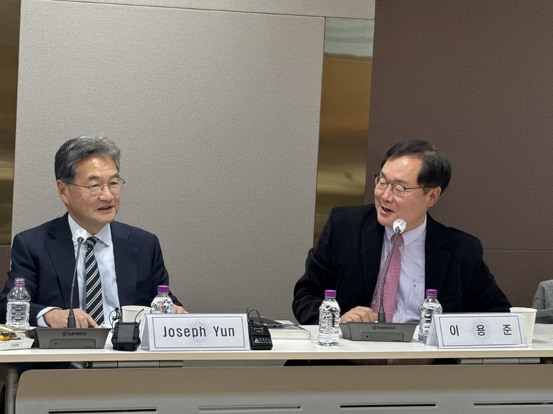 Acting U.S. Ambassador to Korea Joseph Yun (left) on March 11 responds to questions at the Sejong Open Forum held at the Sejong Institute in Seoul's Jongno-gu District. 