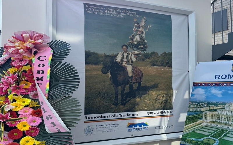 The poster for the “Romanian Folk Traditions” exhibition, part of the event celebrating 35 years of diplomatic relations between Romania and Korea