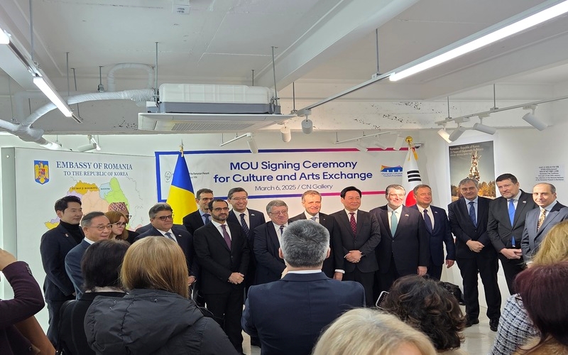 Ambassadors and diplomats gathered at the MOU signing ceremony for cultural and artistic exchange.