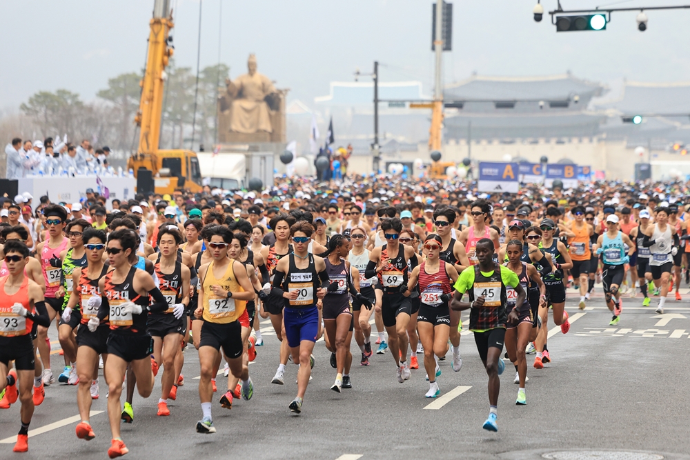 The Seoul Marathon is scheduled for March 16. Shown are runners in last year's race on March 17 energetically starting the race at Gwanghwamun Square in Seoul. (Yonhap News) 