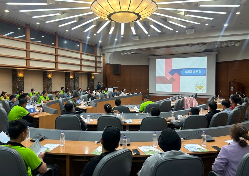 Chungcheongnam-do Province this year plans to attract over 9,000 seasonal foreign workers. Shown are such laborers from Laos in May last year taking a course on crime prevention at Sun Moon University in Asan, Chungcheongnam-do.  