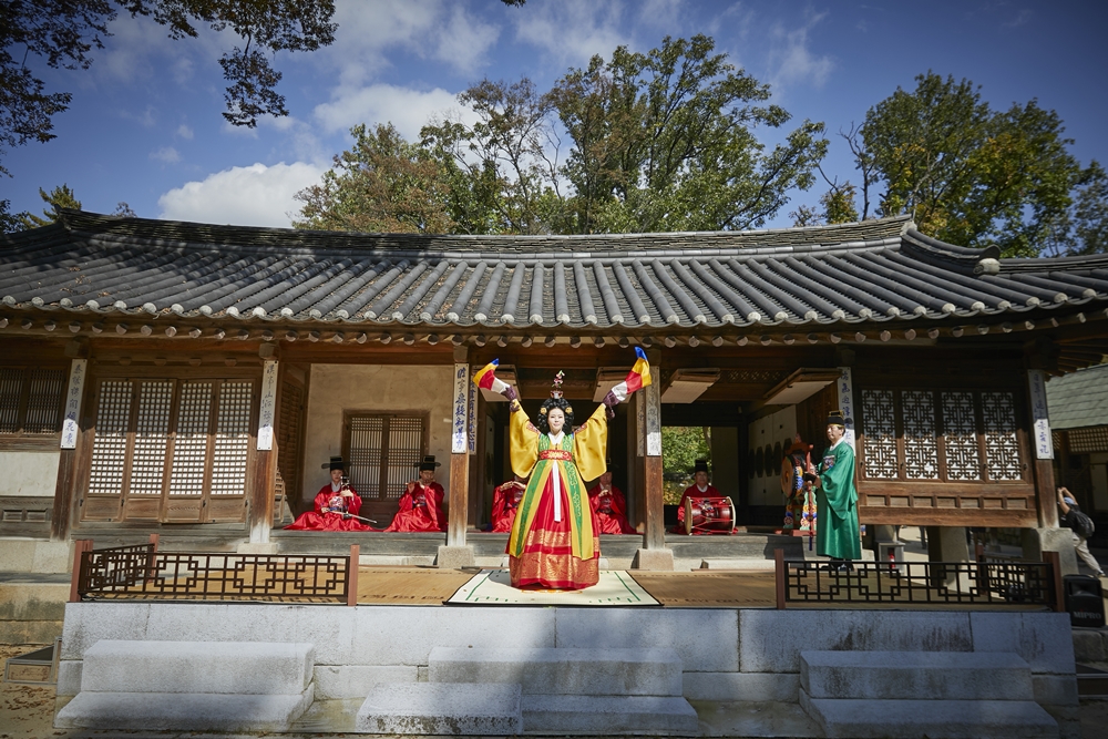 This is a performance of Chunaengjeon (Dance of the Spring Oriole) at Yeongyeongdang Hall of Changdeokgung Palace in Seoul's Jongno-gu District. 