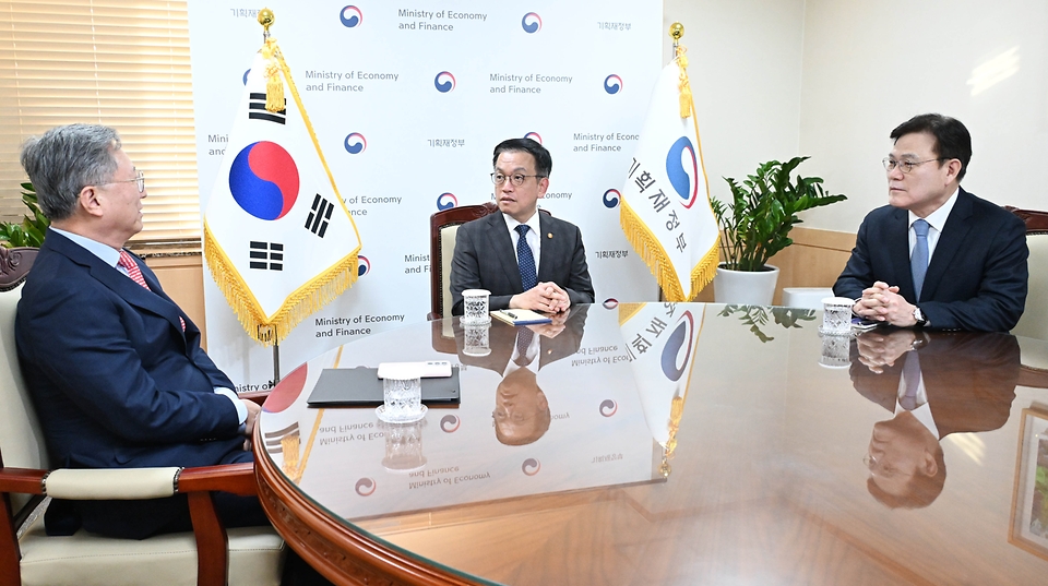 Ambassador for Financial Cooperation Choi Jong-ku held briefings during his March 10-14 visit to New York on promoting the Korean economy. Shown is the envoy (right) on Jan. 10 with Acting President Choi Sang Mok (center), who also serves as deputy prime minister for economy and finance, at Government Complex-Seoul in the capital's Jongno-gu District. (Ministry of Economy and Finance)  