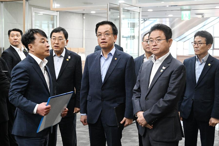 Acting President Choi Sang-mok, who is also deputy prime minister and minister of economy and finance, on March 20 visits Gyeongju Hwabaek International Convention Center in Gyeongju, Gyeongsangbuk-do Province, to inspect preparations for the Asia-Pacific Economic Cooperation Summit. (Ministry of Economy and Finance) 