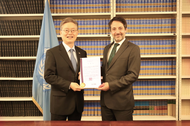 Ambassador to the United Nations (U.N.) Hwang Joon-kook (left) on March 19 presents Korea's instrument of ratification of the Agreement under the United Nations Convention on the Law of the Sea on the Conservation and Sustainable Use of Marine Biological Diversity of Areas beyond National Jurisdiction to David Nanopoulos, chief of the U.N.'s Treaty Section. (Ministry of Oceans and Fisheries