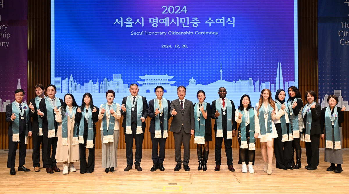 ▲ 서울시가 다양한 분야에서 서울의 위상을 높이는 데 기여한 외국인을 대상으로 ‘2025년 서울시 외국인 명예시민’ 후보자를 24일부터 다음달 21일까지 추천받는다. 사진은 지난해 ‘서울시 명예시민증 수여식’에서 외국인 명예시민들이 기념 촬영을 하는 모습. 서울시