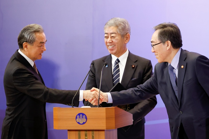 Minister of Foreign Affairs Cho Tae-yul (right), Japanese Minister of Foreign Affairs Takeshi Iwaya (middle) and Chinese Minister of Foreign Affairs Wang Yi on March 22 shake hands at a joint news conference following their trilateral talks at the Ministry of Foreign Affairs in Tokyo. (Yonhap News)