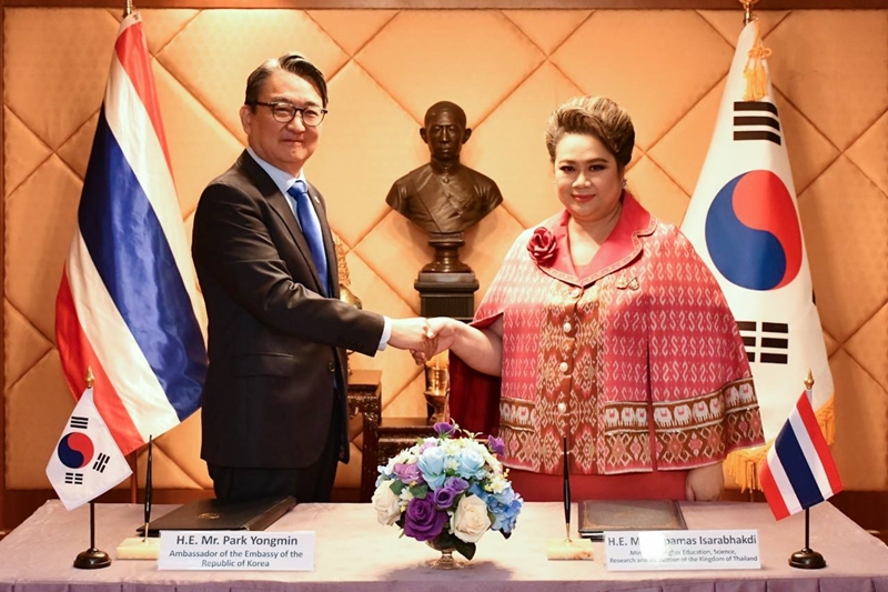 Ambassador to Thailand Park Yongmin (left) on March 21 in Bangkok, Thailand, poses for photos with Thai Minister of Higher Education, Science, Research and Innovation Supamas Isarabhakdi at the signing ceremony for a bilateral agreement on cooperation in the peaceful use of nuclear power..  