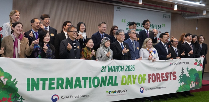 The Korea Forest Service (KFS) on March 21 unveils its brand K-Forest for All at a ceremony to mark the International Day of Forests at Korea National Arboretum in Pocheon, Gyeonggi-do Province. (KFS)  