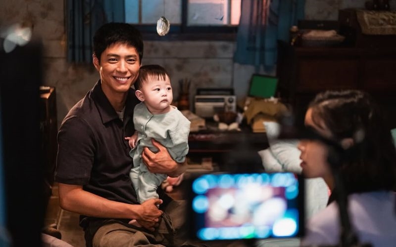 Jonathan Tanigaki voices Yang Gwan-sik (portrayed by Park Bo-gum) in the drama, brining to life the character’s tender fatherly devotion and deep emotional connections. (Netflix Korea)