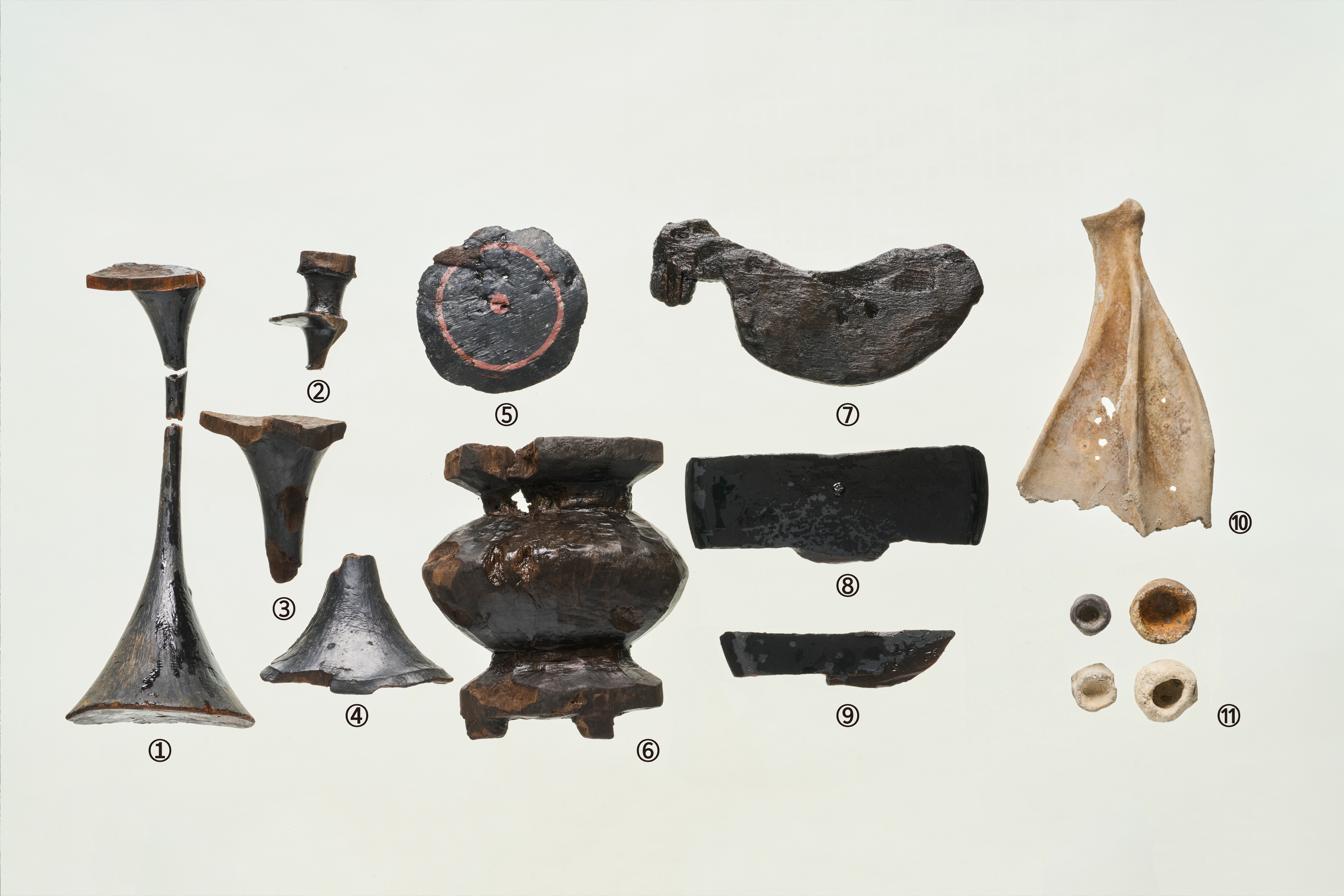 The Korea Heritage Service on March 24 unveiled 15 lacquered ritual vessels found during the 10th excavation of an archaeological site in the Bonghwang-dong neighborhood of Gimhae, Gyeongsangnam-do Province.