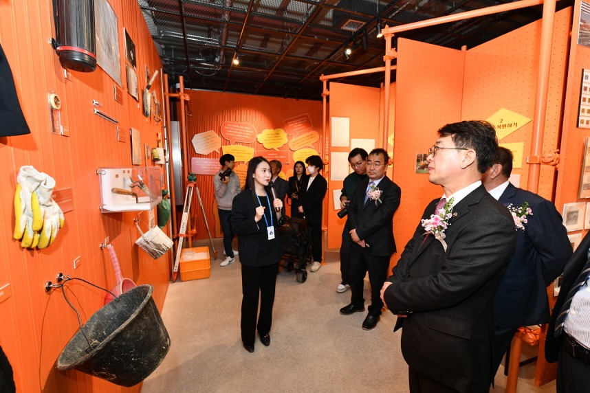 Korea Heritage Service Administrator Choi Eung-chon (right) on March 24 examines the excavation tools and clothing used by archaeologists at a newly opened facility using the former Mogok Tunnel in Haman-gun County, Gyeongsangnam-do Province.
