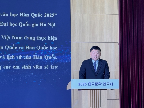 KCC Vietnam Director Choi Seung Jin delivers the opening speech at the competition.
