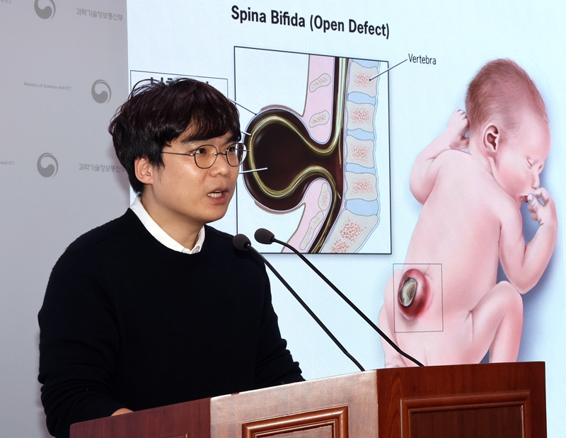 Yonsei University professor Kim Sangwoo on March 25 explains the causes of congenital spina bifida to a news conference at the Ministry of Science and ICT at Government Complex-Sejong. (Yonhap News)  
