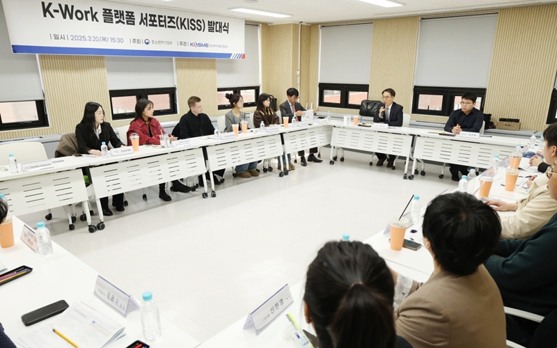 A launching ceremony for supporters of the K-Work Platform on March 20 is held at Hanmaru Building in Seoul's Yeongdeungpo-gu District. Shown is Cho Han Gyo (second from right), vice president of the Korea SMEs and Startups Agency's SME Workforce Development Division, explaining the platform. (Lee Jung-woo)  