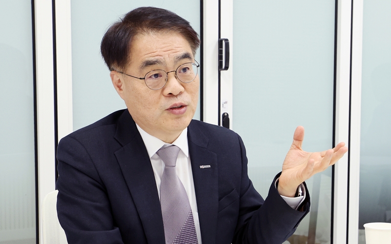 Cho Han Gyo, vice president of KOSME's SME Workforce Development Division, on March 20 talks to Korea.net on the K-Work Platform's role and plans ahead of the launching ceremony for the platform's supporters in Seoul's Yeongdeungpo-gu District. (Lee Jung-woo) 