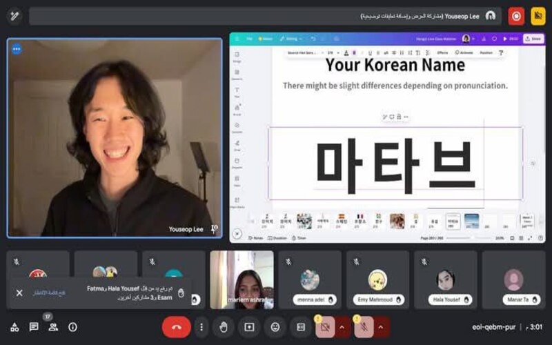 Lee Youseop teaches students how to write their names in Korean in his Hangeul course.(EgyKorea)