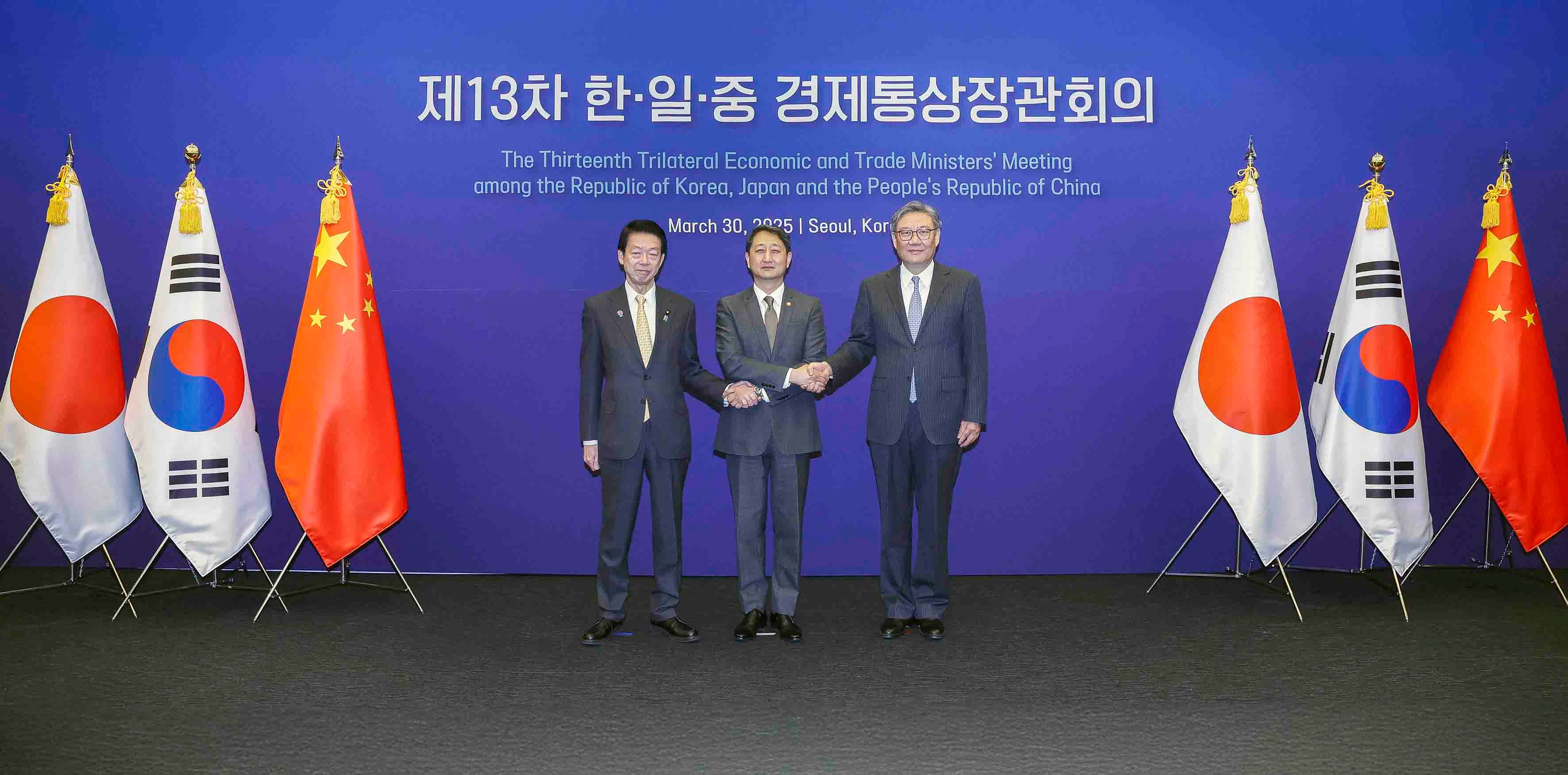 Minister of Trade, Industry and Energy Ahn Dukgeun (center) on March 30 poses for photos with Japanese Minister of Economy, Trade and Industry Yoji Muto (left) and Chinese Minister of Commerce Wang Wentao at the 13th meeting of economic and trade ministers of the three countries at the Korea Chamber of Commerce and Industry in Seoul's Jung-gu District. (Ministry of Trade, Industry and Energy)  