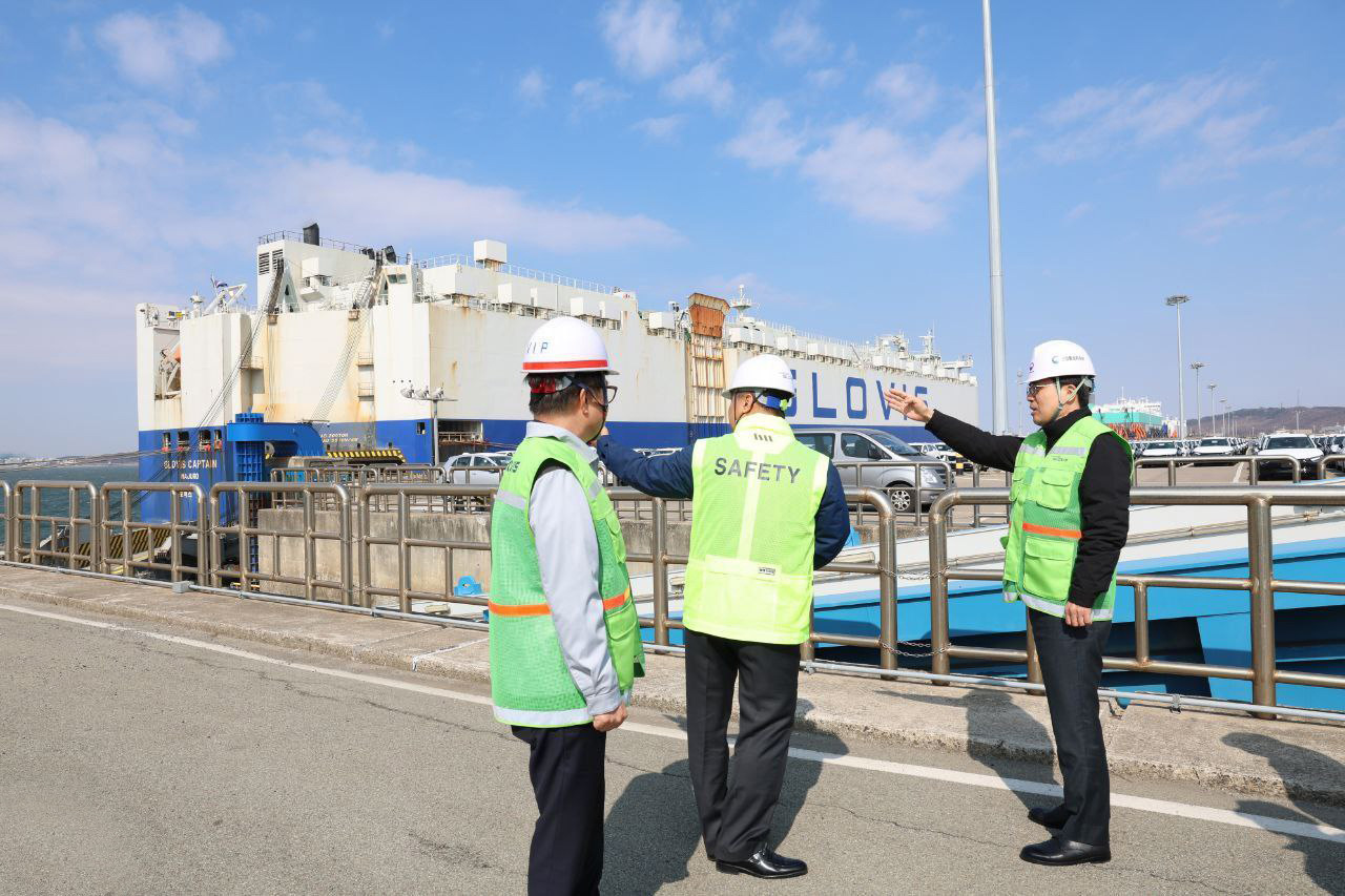 Statistics Korea on March 31 said in a report that domestic production and investment in multiple sectors rose last month from January. Shown is First Vice Minister of Trade, Industry and Energy Park Sung-Taek (right) on March 28 inspecting cars to be exported at the Port of Pyeongtaek in Pyeongtaek, Gyeonggi-do Province. (Ministry of Trade, Industry and Energy)