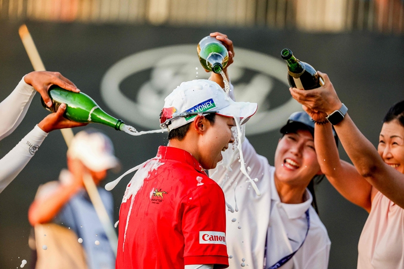 Kim Hyo Joo on March 31 receives a congratulatory champagne shower at the LPGA Tour's Ford Championship at Whirlwind Golf Club of the resort Wild Horse Pass in Chandler, Arizona. (Yonhap News)