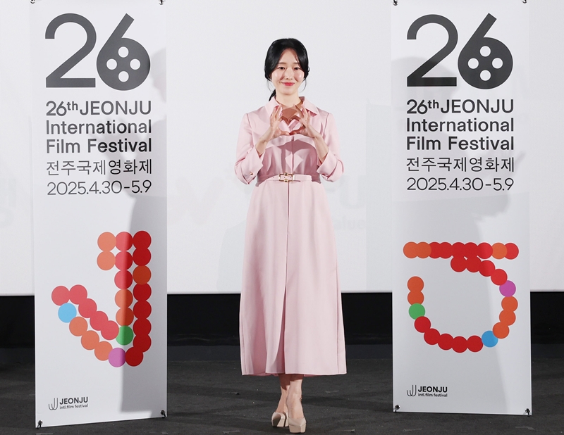 Singer-actor Lee Jung-hyun, who is JIFF's 2025 J Special: Programmar of This Year, on April 1 poses for a photo at a news conference for the festival at CGV Yongsan I'Park Mall in Seoul's Yongsan District.  (Lee Jung-woo)
