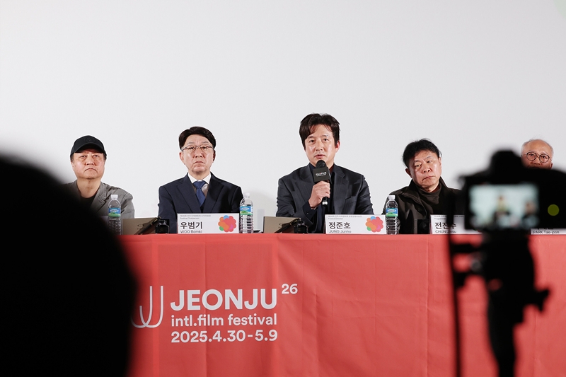 Jung Joon-ho (third from left), co-chair of the Jeonju International Film Festival's executive committee, on April 1 speaks at a news conference for announcing the event's lineup at CGV Yongsan I'Park Mall in Seoul’s Yongsan District. (Lee Jung-woo)  