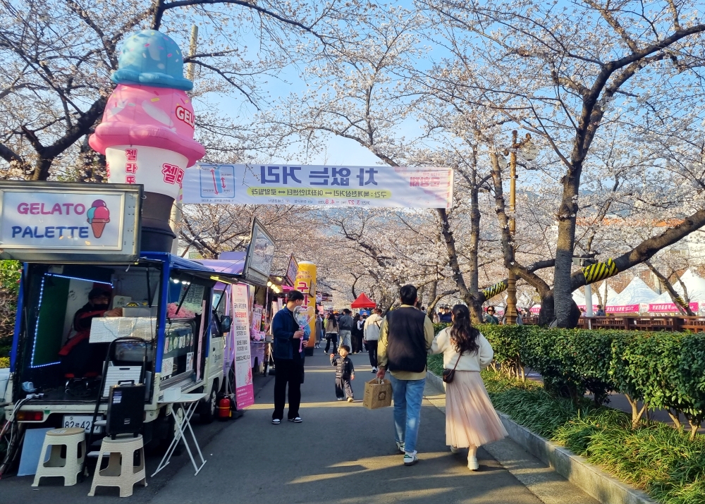 Visitors on March 31 walk around the Jinhae Gunhangje Festival in Changwon, Gyeongsangnam-do Province.
