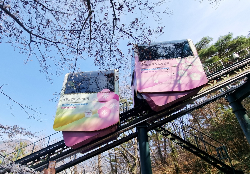 A monorail car ascends a hill at Jehwangsan Park in Changwon, Gyeongsangnam-do Province.