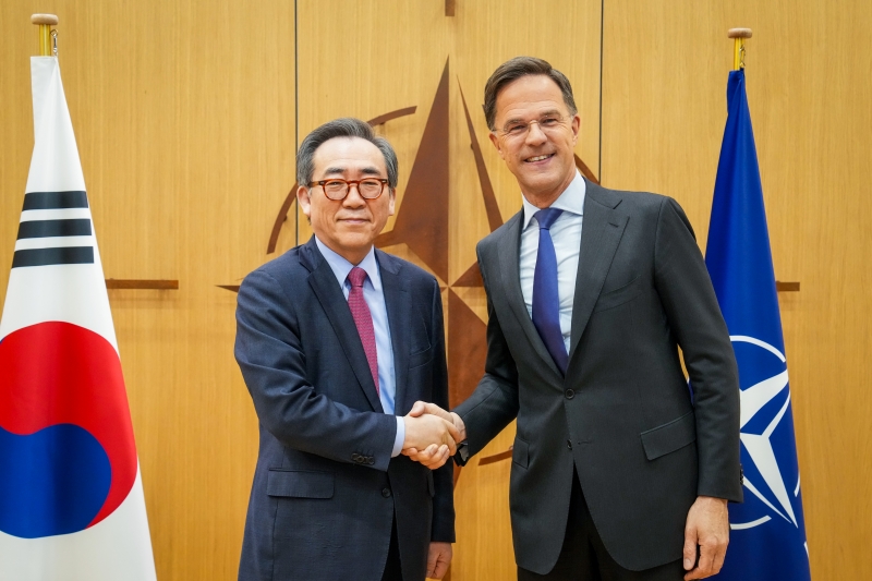 Minister of Foreign Affairs Cho Tae-yul (left) on April 2 exchanges a handshake with NATO Secretary General Mark Rutte in Brussels. (Ministry of Foreign Affairs)  