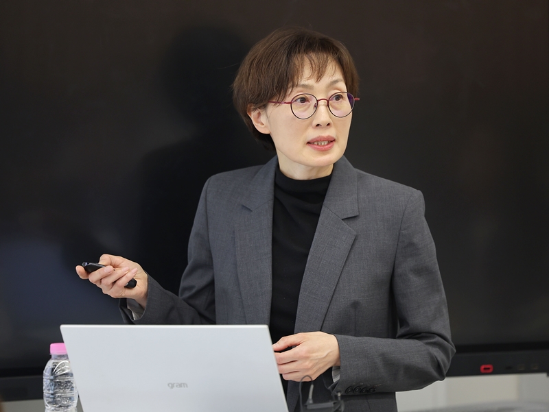 Kim V. Narry, director of the Center for RNA Research of the Institute for Basic Science and chair professor at the Department of Life Sciences of Seoul National University, on April 2 holds a news conference at her school in Seoul's Gwanak-gu District on the working principles of mRNA vaccines in a world first. (Yonhap News)  
