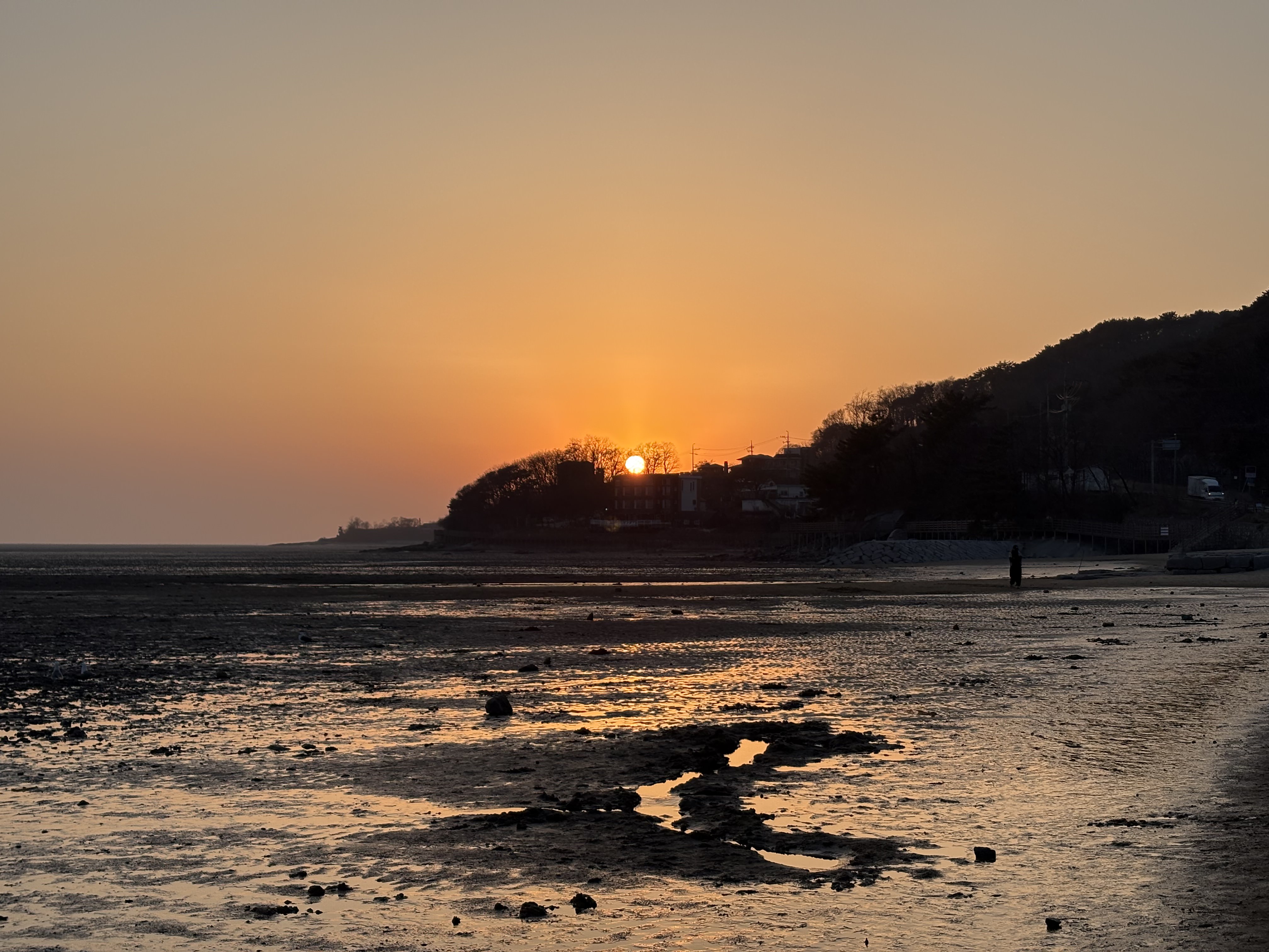 This is the sunset as seen from Dongmak Beach on Ganghwado Island off the coast of Ganghwa-gun County in Incheon.