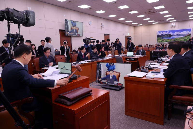 A full meeting is held on April 7 of a parliamentary committee to support the nation's hosting this year of the Asia-Pacific Economic Cooperation Summit at the National Assembly in Seoul's Yeouido district. (Yonhap News)