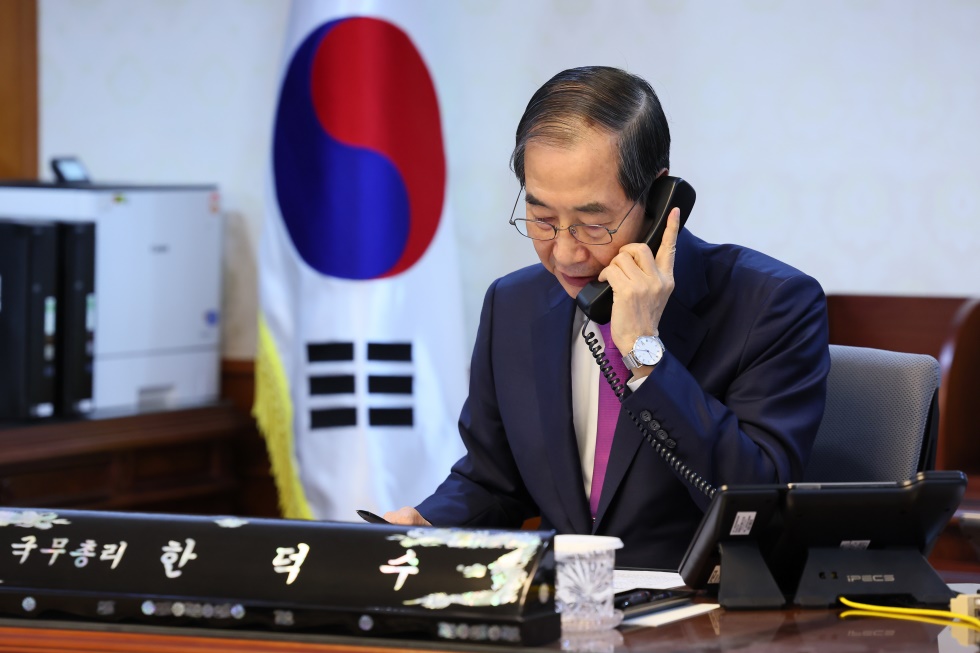 Acting President and Prime Minister Han Duck-soo on April 8 holds talks with U.S. President Donald Trump over the phone at Government-Complex Seoul. (Prime Minister's Office)  