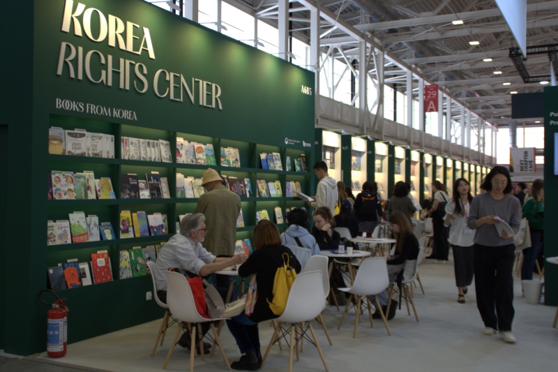 The KPIA stand during the fair brought together books, authors, publishers, and visitors. 