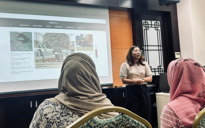 Indonesian Honorary Reporter Manager, Magareth Theresia, introducing Korea.net at KCC Indonesia’s events. 