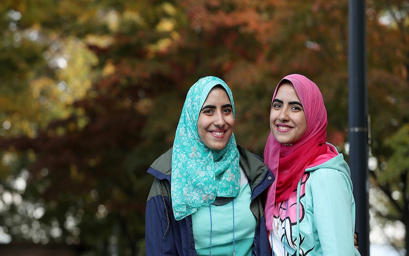Salwa Elzeny and Esraa Elzeny during their trip to Seoul in 2016 (Korea.net)