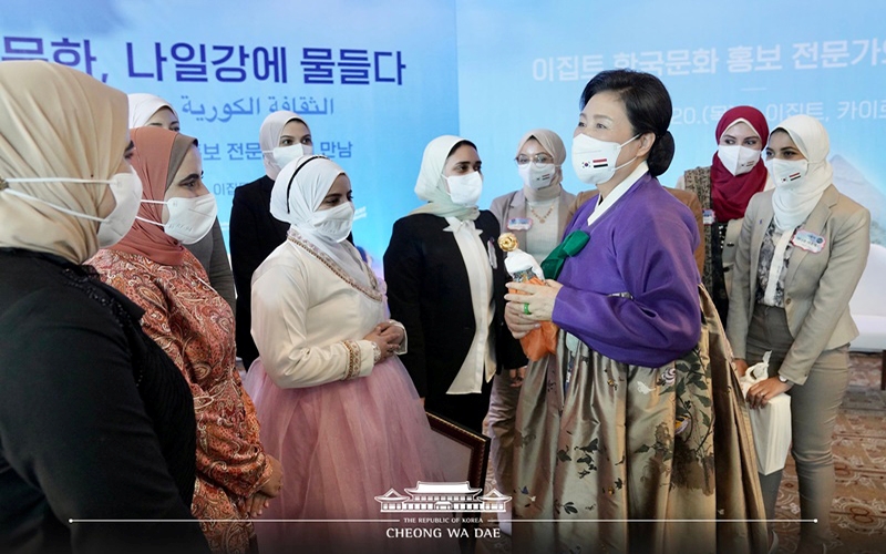 Salwa Elzeny and Esraa Elzeny with former First Lady Kim Jung-sook during her visit to Egypt (The Blue House)