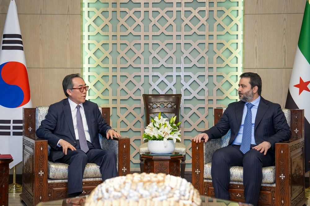 Minister of Foreign Affairs Cho Tae-yul (left) on April 10 holds a summit with his Syrian counterpart Asaad al-Shaibani in Damascus, Syria. 