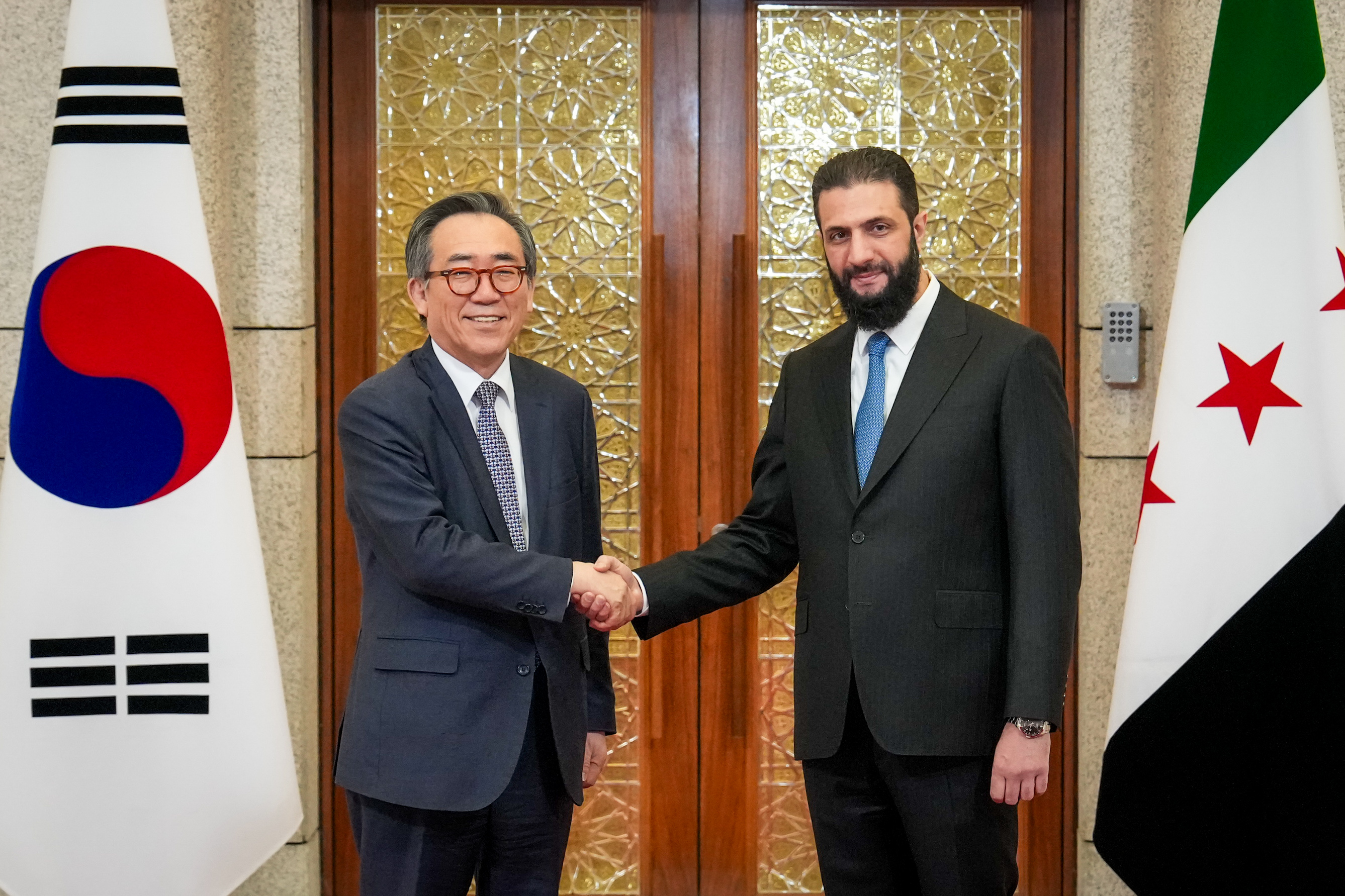 Foreign Minister Cho Tae-yul (left) on April 10 shakes hands with Syrian President Ahmed al-Sharaa after their meeting in Damascus, Syria.